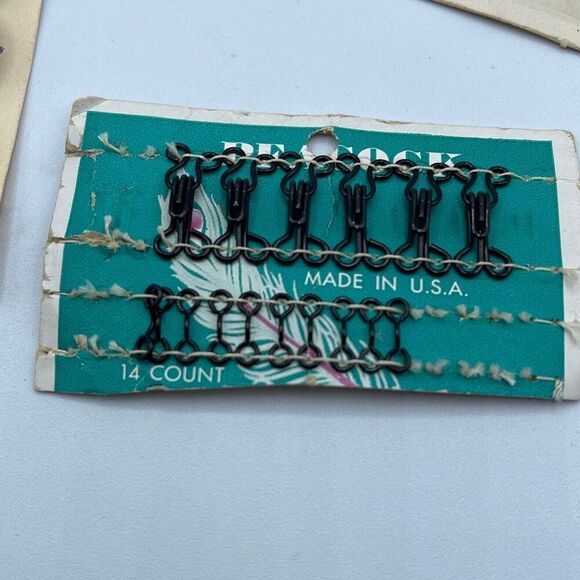Nine cards of fun vintage buttons snaps fasteners - Picture 7 of 13